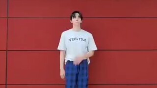 Junhao menarikan tarian girl group dan Yoona menarikan tarian boy group, mereka sungguh hebat dan ak