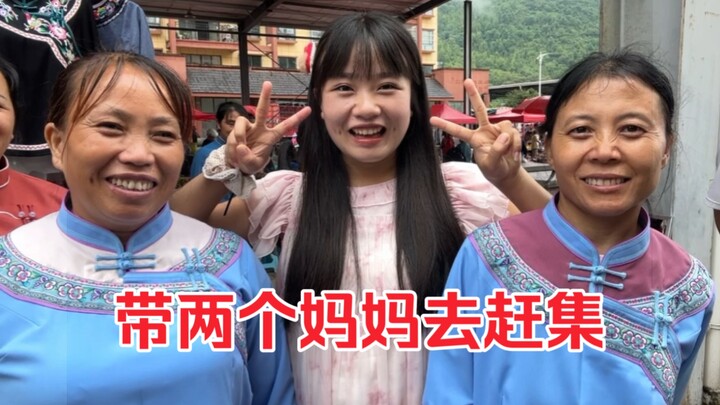 Pasar besar di pegunungan benar-benar meriah, dua ibu mengajak satu sama lain berbelanja, hubungan m