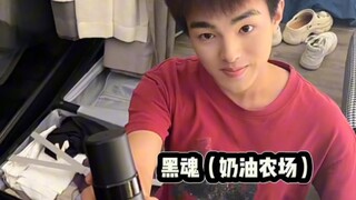 《黑魂代替沐浴露》诡计多端的室友设计让直男用黑魂当沐浴露