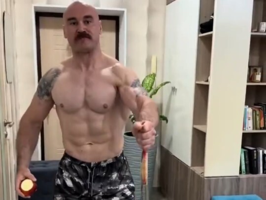 Trời ơi, sức nắm tay kinh dị quá!