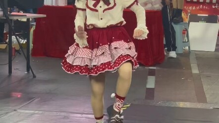 Fan-shot robot dance champion Barbie Hu Lilu (Fox Deer) street shooting short video