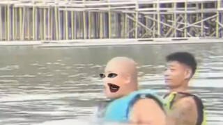 ألا تضحك علي؟