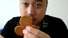 ASMR EATING SOUNDS - DUTCH FOOD: STROOPWAFELS