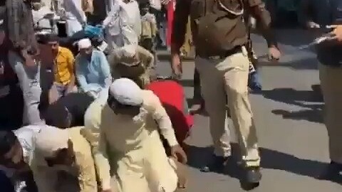 Kenapa mereka jadi begitu patuh di India, ya?