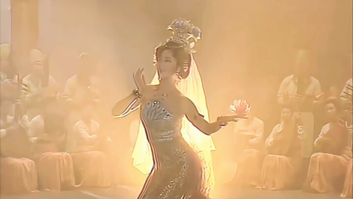 "هذي حقًا النسخة الحقيقية من حورية دونهوانغ! للحظة لا تعرف هل تنظر إلى الوجه أولًا أم إلى الرقص!"