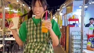 klm tiba-tiba mendengar Dewa Musik berjalan di pasar malam di Thailand