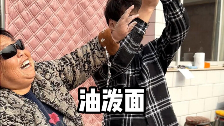 Bạn có thích ăn mì trộn dầu ớt không?