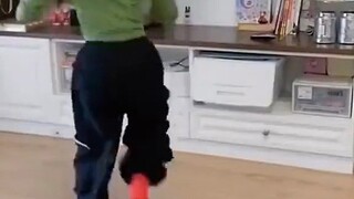 论生闺女的重要性，闷家里还可以免费看跳舞