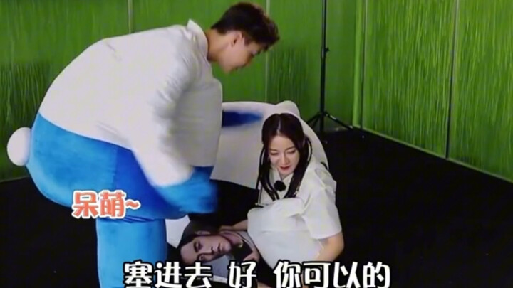 Dahua is such a silly goofball! After all his antics, he left Dilraba completely speechless. Haha!