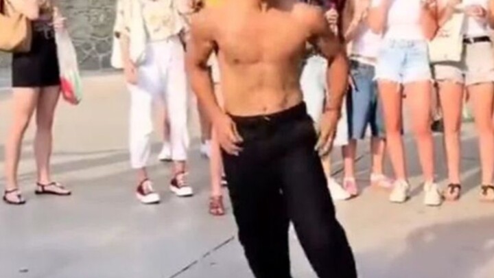 หนุ่มชาวซีอานเต้นสตรีทแดนซ์ จนสาวต่างชาติพากันปรบมือเชียร์ไม่หยุด หล่อขนาดนี้เลยเหรอ?