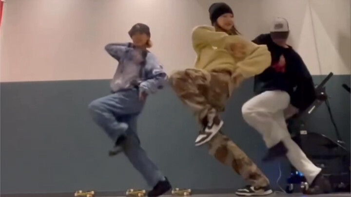 ฮานาชิโกะ สาวน้อยน่ารัก ดีไซน์ท่าเต้นเพลงเกี่ยวกับโควิด-19 ในช่วงเวลาพิเศษนี้ ท่าเต้นจังหวะฮิปฮอปพื้