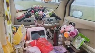 فتاة رائعة تنغمس في موسيقى الرجل العجوز