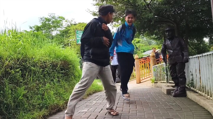 so don't deny it..!! statue prank super funny..!!!-(1080p60)
