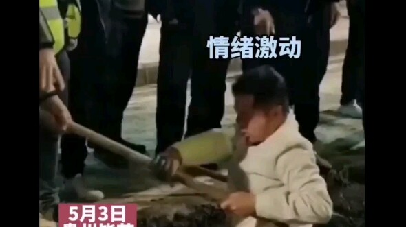 Đường đang thi công nhưng không có dây cảnh báo, người đàn ông vô tình bị lún nửa người xuống bùn.