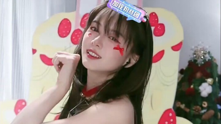 Luo Xin Gets Adorably Dance-Crazy on Christmas Eve!