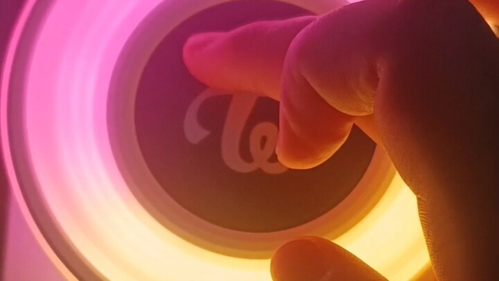 【عندما وصلت عصا التشجيع التي اشتريتها】معجبة تروّج لمحبوبها بطريقتها الخاصة!