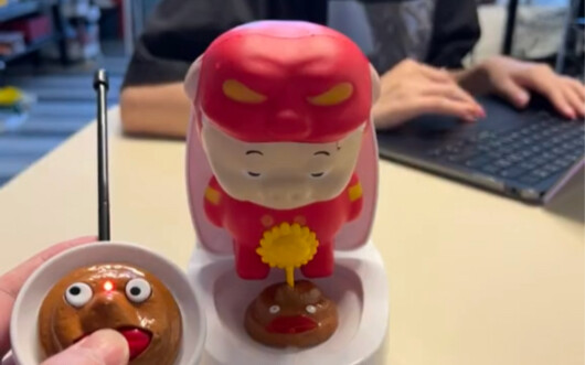 Wow, lucu banget! Toilet yang bisa berjalan ini benar-benar bikin heboh seluruh dunia mainan!