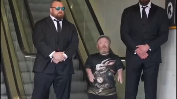 【Chơi khăm trên phố】Ngẫu nhiên giao cho người qua đường hai gã lực lưỡng làm vệ sĩ