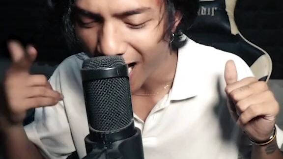 mirip versi jepang dengerin sambil tutup mata