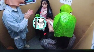 Jika tidak bisa mengalahkan, bergabung saja