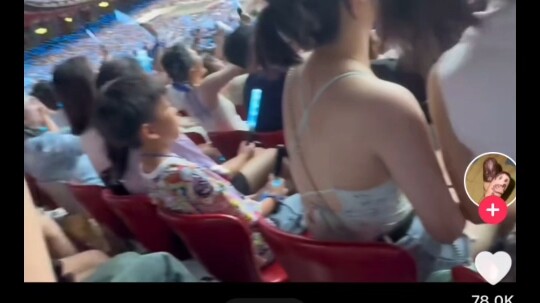 《TikTok》Cậu bé: Biết thế, đã ở nhà rồi — tiếng hét làm cậu bé sửng sốt