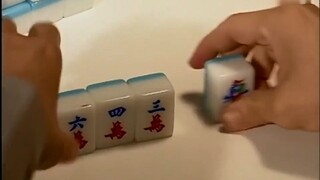手心里藏了一张牌，男子打麻将偷天换日，没想到被逮个正着