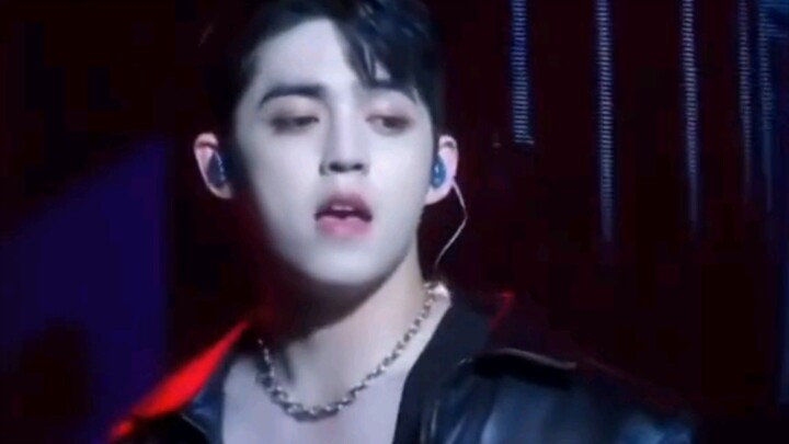 Ahhh he's so fine😍