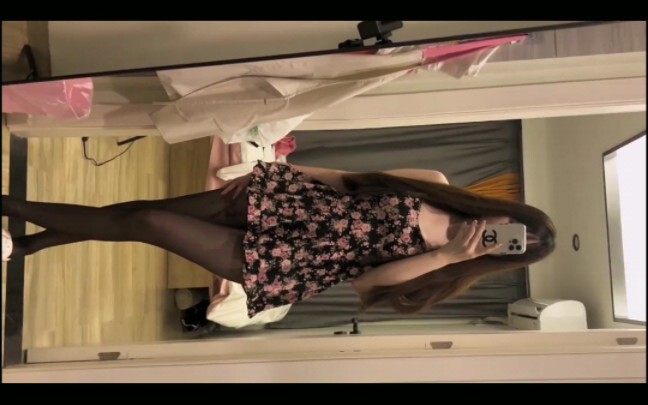 Hôm nay mặc váy hoa của em gái