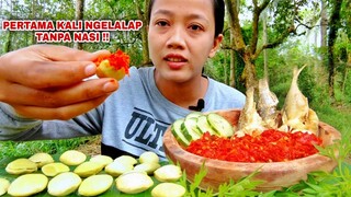 MAKAN JENGKOL MENTAH TANPA NASI IKAN ASIN SAMBAL TERASI#jengkolmentah#asmrmukbang#lalapanmentah
