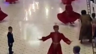 小崽子滚开，别挡着老娘发浪！