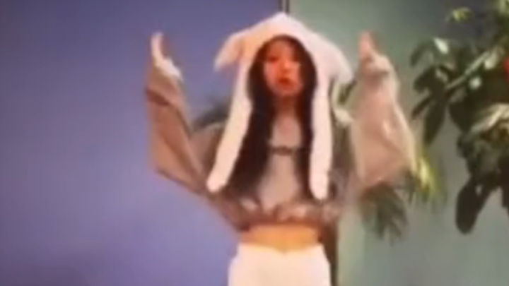 قبل ظهور موكا لأول مرة، قامت بنسخ أغنية "BTS-GOGO" لـ illit كين موغا