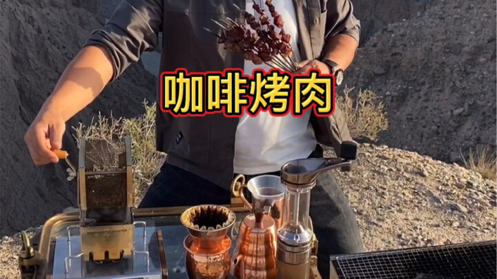 In Northwest China, enjoying roasted whole lamb, skewers, and sipping the northwest wind—it tastes p