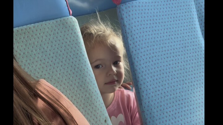 Bayi menggemaskan yang kutemui di kereta Prancis! Meski tak bisa berbicara dalam bahasa yang sama, k