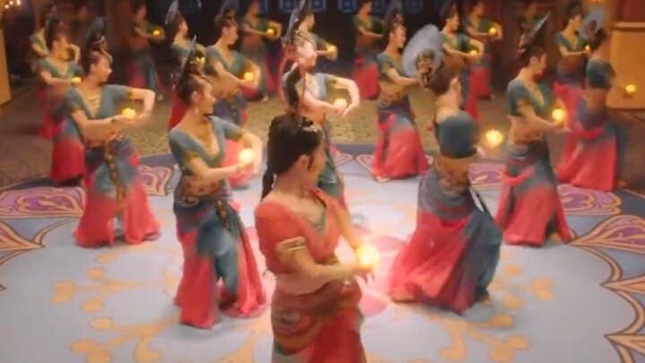 Tarian Evergrande Song and Dance Troupe begitu memukau dan memanjakan mata. Sungguh indah.