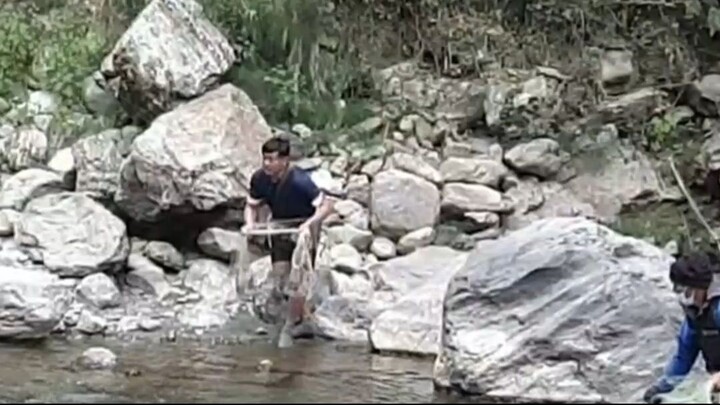 cast net fishing in Nepal | himalayan trout fishing with handmade cast net |