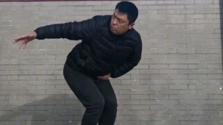 网友因喜欢舞蹈“碇步桥” 自学跳舞