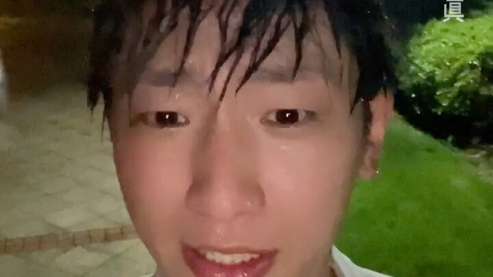 المطر يهطل، والناس يتجولون