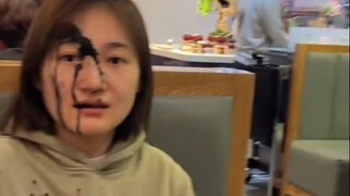 Awkward moments for foodies—eating a meal is just too difficult!