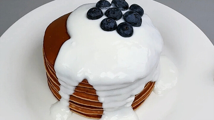 Đơn giản chỉ cần cho trứng và bột mì vào chai nước khoáng rồi lắc đều là bạn đã có ngay món bánh pan