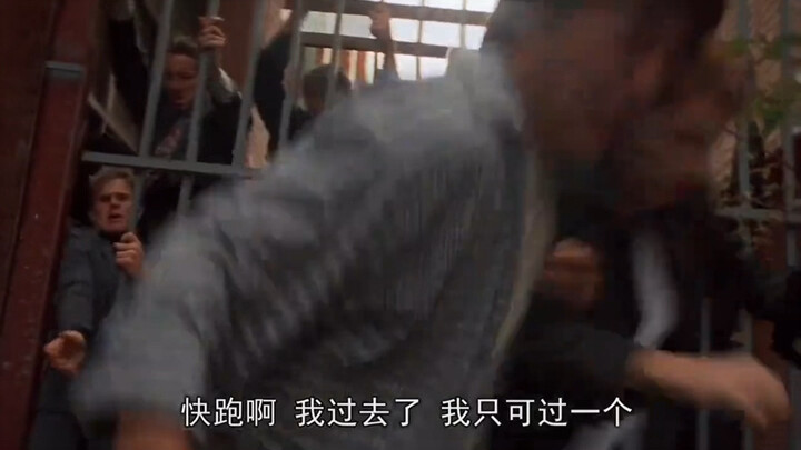 成龙带着洋妞跑，全程占便宜，看完笑出八块腹肌
