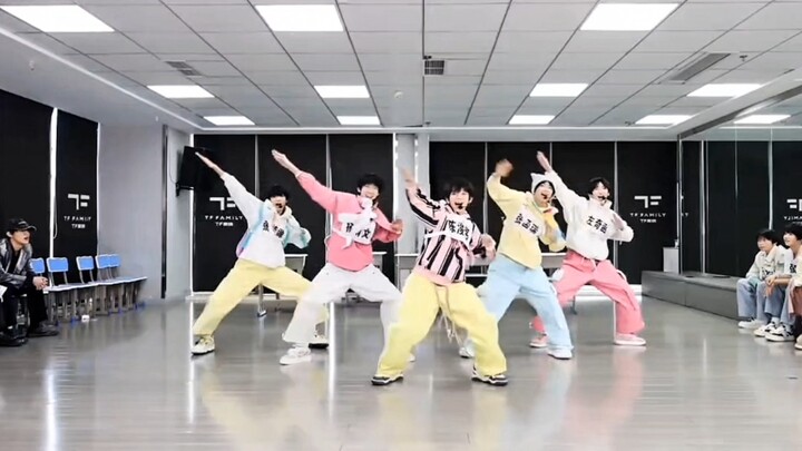 【عائلة TF الجيل الرابع】 خمسة أطفال مفعمين بالحيوية! يرقصون بسعادة ويرتدون ملابس لطيفة جدًا