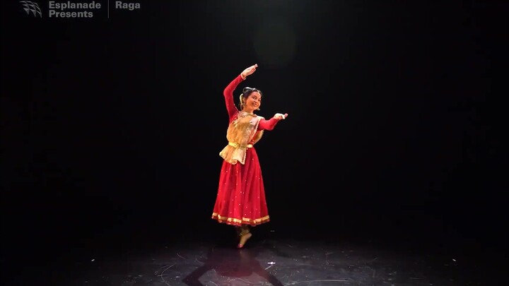 【Indian Classical Dance】As she spins, she resembles a blazing star in the vast universe