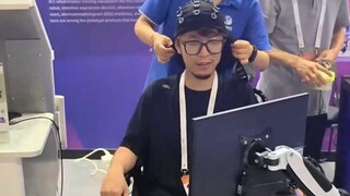 วิดีโอเคลื่อนไหว｜เพิ่งได้ลองใช้รถเข็นที่ควบคุมด้วยสมองและคอมพิวเตอร์ในงาน WAIC น่าสนใจทีเดียว