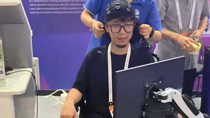 Dynamic video | Just tried a brain-computer interface-controlled wheelchair at WAIC—pretty interesti