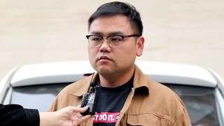 Khen thì khen, đừng lấy tôi làm bình phong.