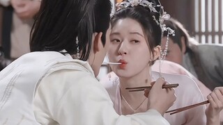 Zhao Lusi และ Wang Anyu ขี้อายเมื่อกินบะหมี่หนึ่งชาม แล้วบะหมี่ก็เป็นส่วนหนึ่งของการเล่นของคุณด้วยเห