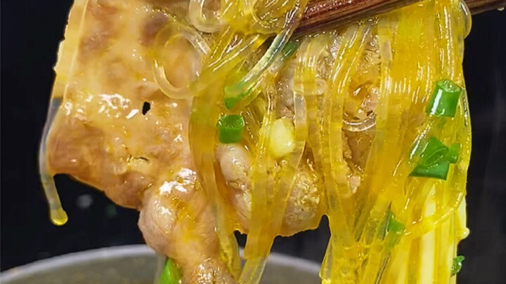 Daging sapi lemak dalam sup emas yang super nikmat dengan nasi, asam pedas menggugah selera—bahkan k