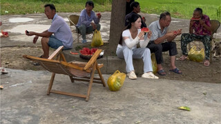 What does a woman who married into the countryside in 1998 do every day?