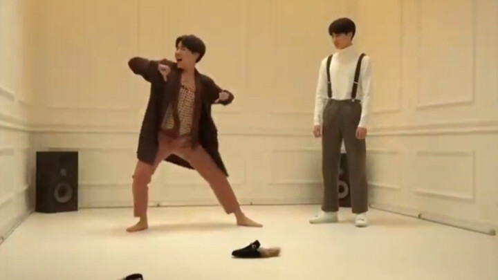 Sangat sulit untuk berpura-pura bahwa Jungkook tidak bisa menari
