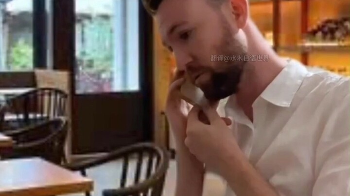 أجنبي يحاكي ببراعة فتيات يابانيات شابات